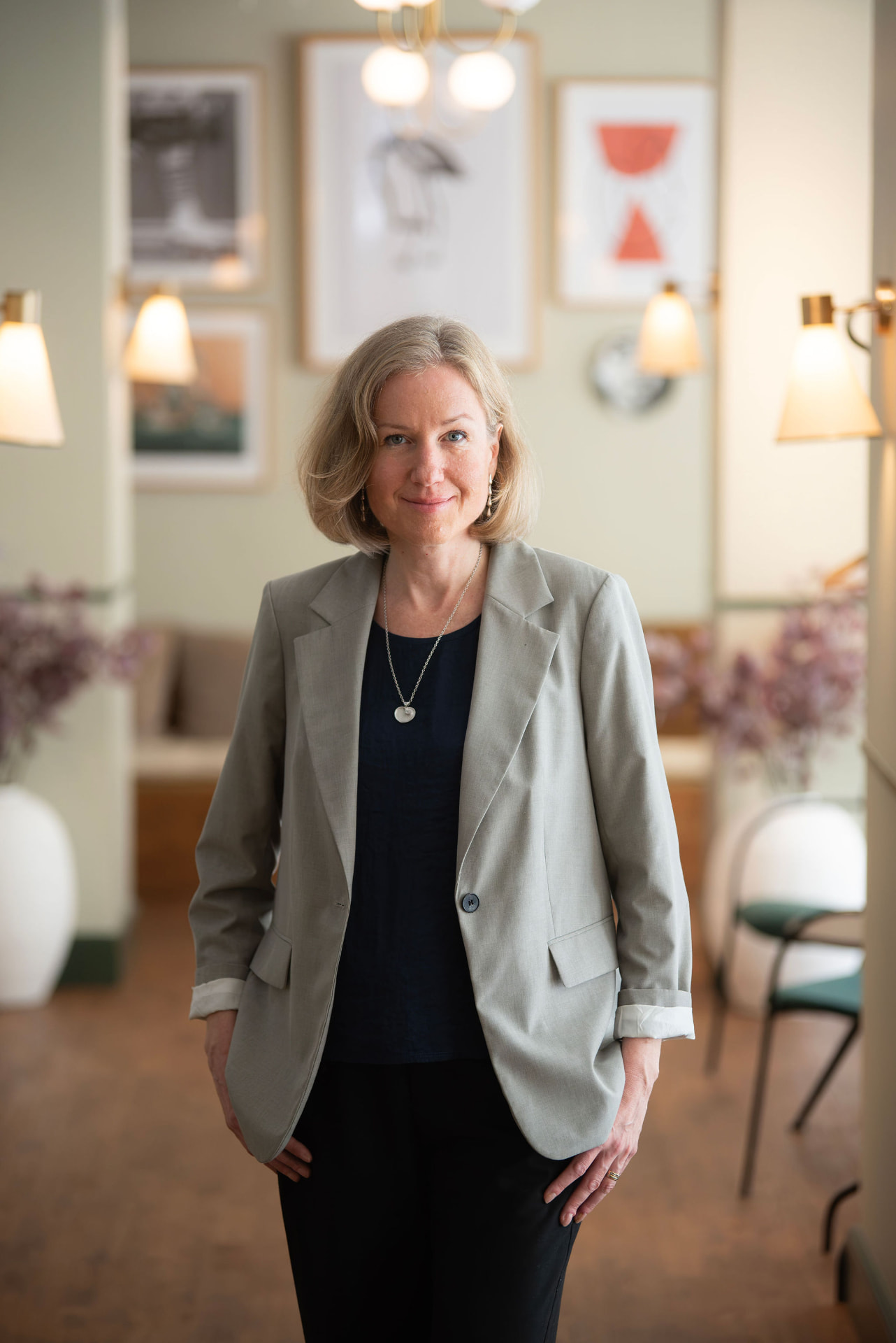 Hanna Billström stående i en ljus lokal
