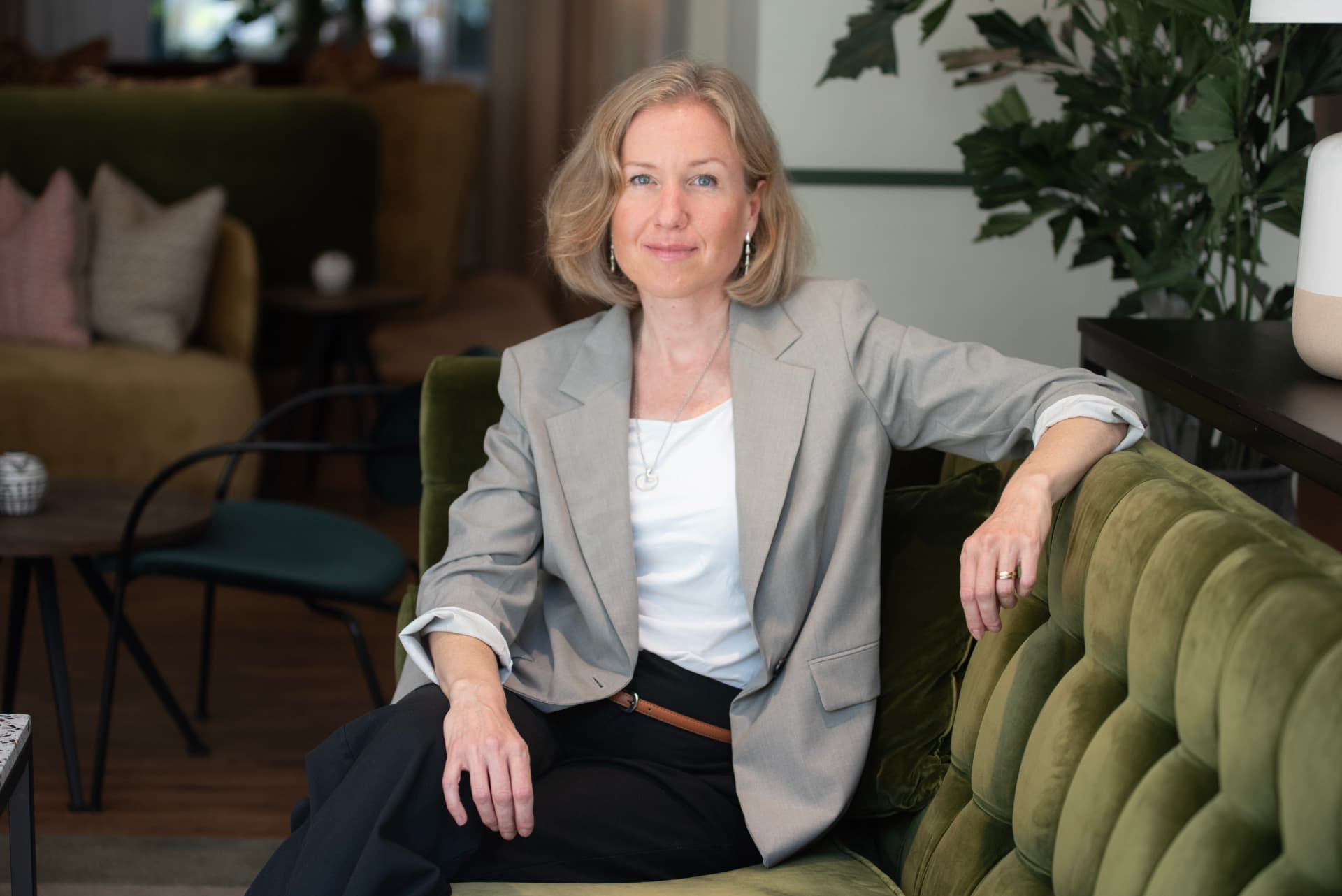 Hanna Billström i samtal i en fåtölj