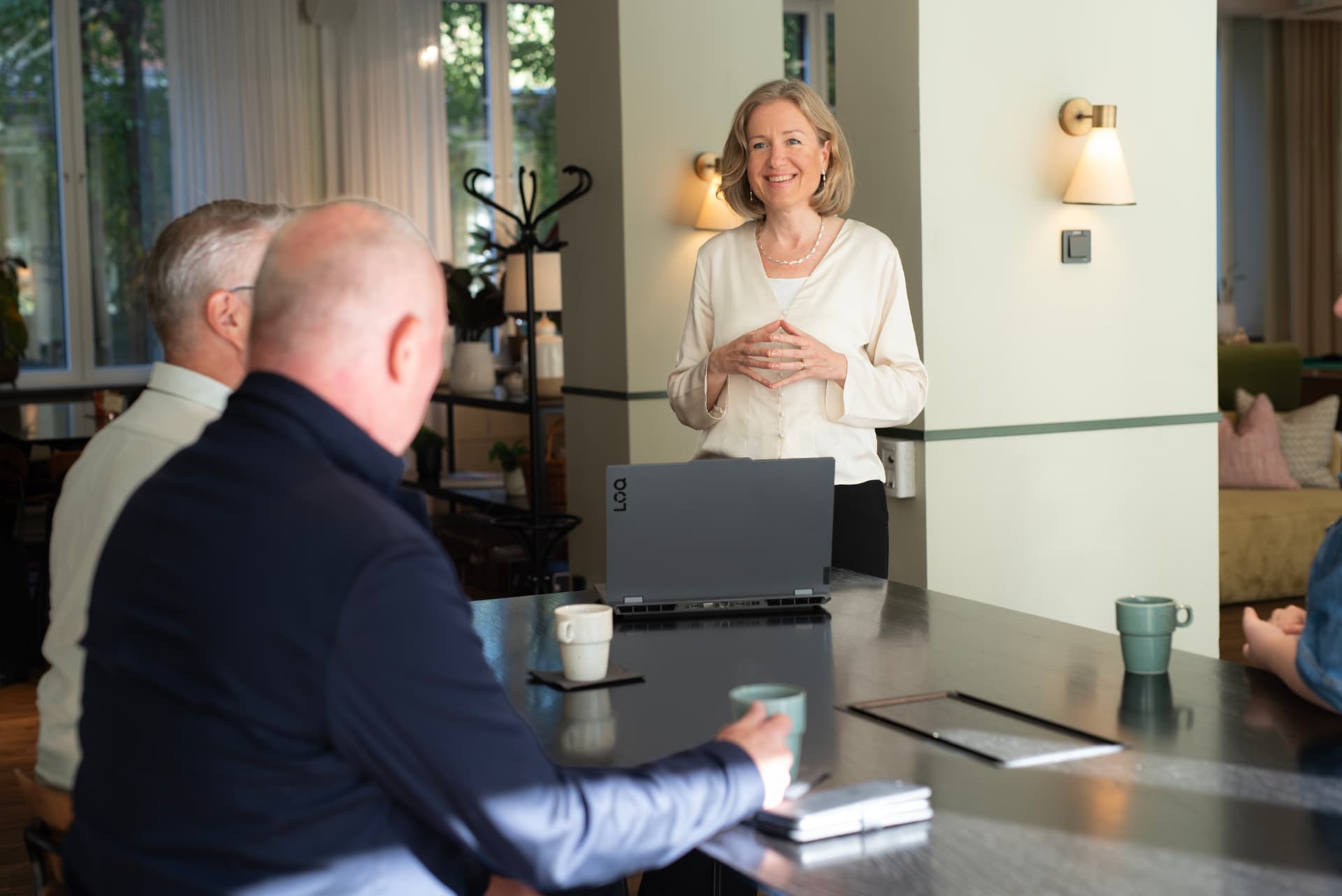 Hanna Billström i ett möte runt ett bord